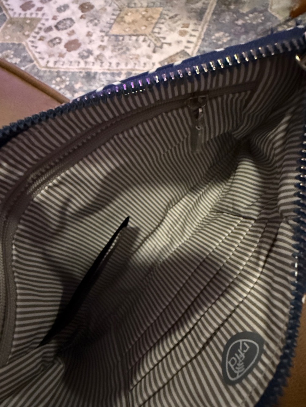 Travelon RFID Blocking Wristlet Clutch in a geometric print NWOT - Picture 3 of 7